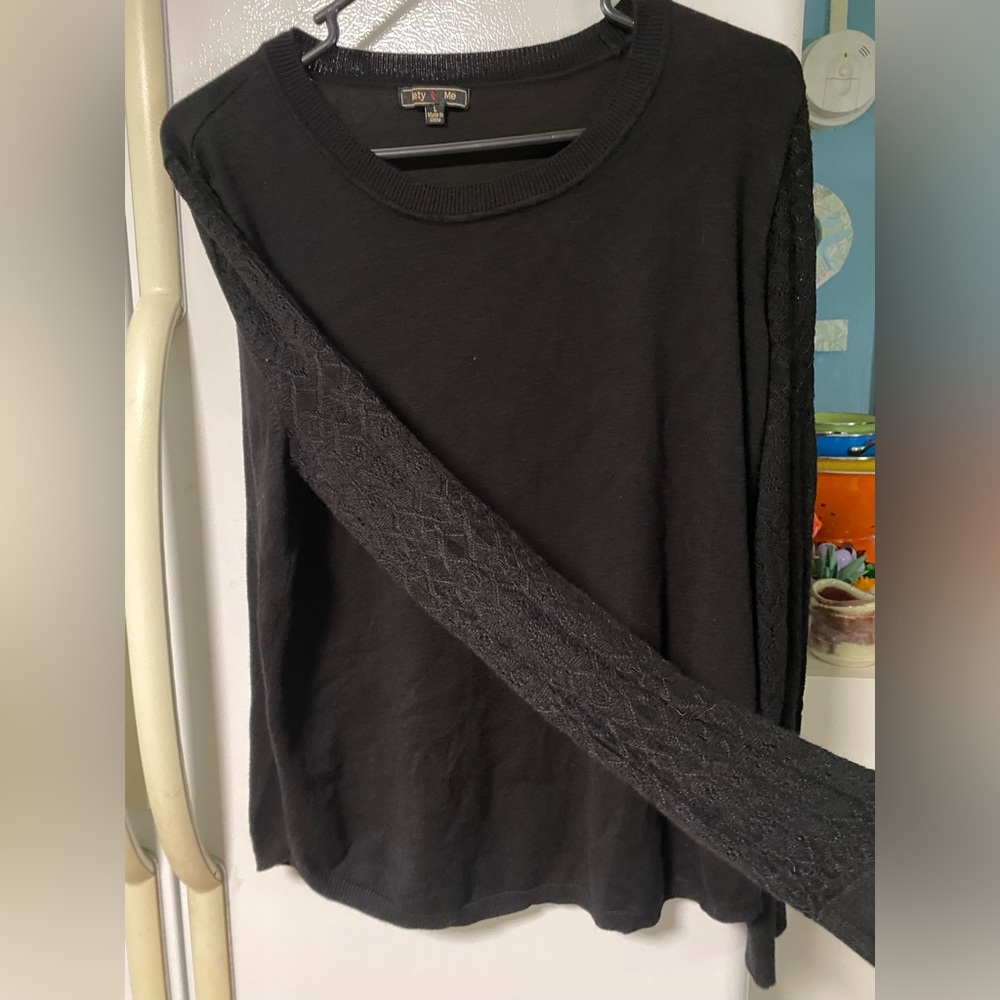 Lety & Me. Long lace sleeve sweater. Black.
